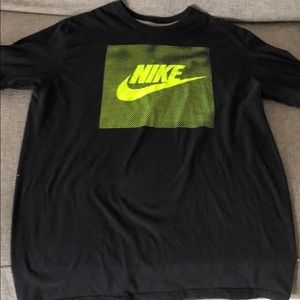 Black and yellow Nike tee